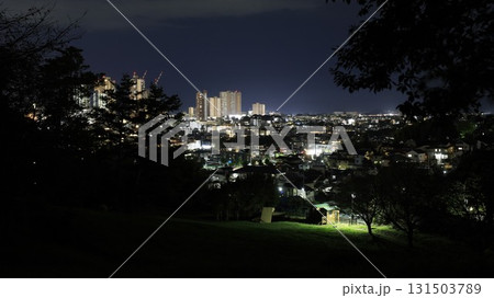 三ツ目山公園展望広場から見た夜景、JR横浜線と京王電鉄の橋本駅周辺の高層ビル群など 131503789