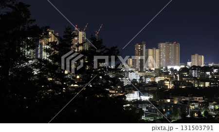 三ツ目山公園展望広場から見た夜景、JR横浜線と京王電鉄の橋本駅周辺の高層ビル群など 131503791