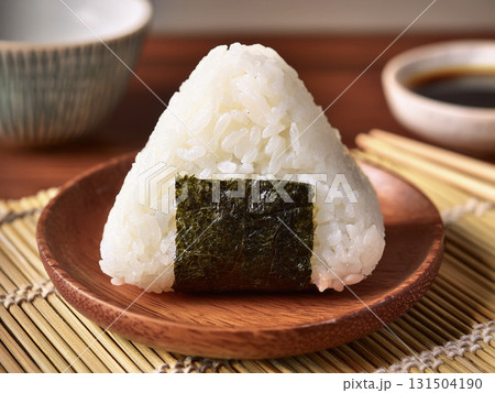 日本の和食のホカホカなおむすびまたはおにぎり 131504190
