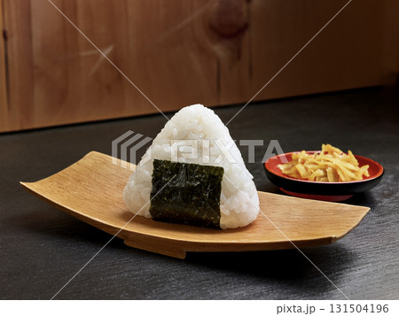 日本の和食のホカホカなおむすびまたはおにぎり 131504196