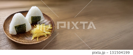 日本の和食のホカホカなおむすびまたはおにぎり 131504199