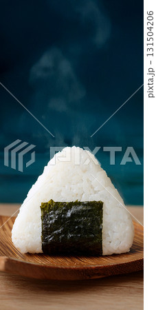 日本の和食のホカホカなおむすびまたはおにぎり 131504206