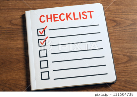 チェックリストが書かれたノートと赤いチェックマーク 131504739