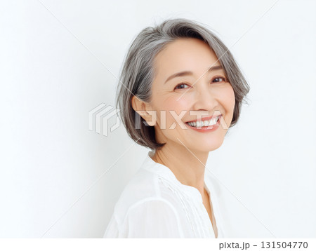 白髪のショートヘアで笑顔の美しいシニア女性ポートレート健康的な老後の画像 131504770