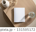机の上に置かれた本と白い本 131505172