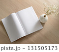 机の上に置かれた本と白い本 131505173