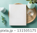 机の上に置かれた本と白い本 131505175