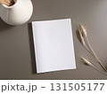 机の上に置かれた本と白い本 131505177