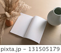 机の上に置かれた本と白い本 131505179