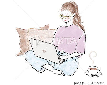 パソコンで仕事をする女性全身 131505953