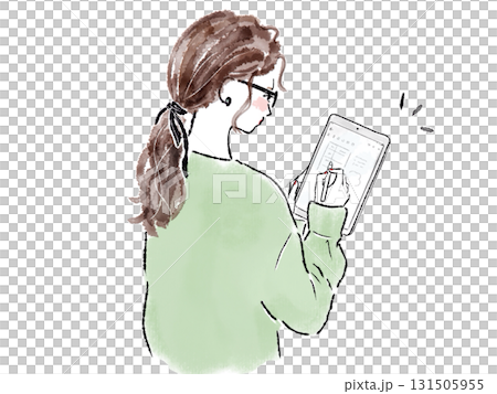 タブレットを操作して笑顔な女性 131505955