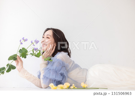 花を持つ女性のポートレート 花を持つ女性のポートレート 131506963
