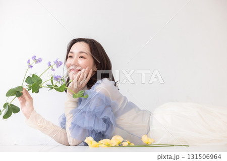 花を持つ女性のポートレート 花を持つ女性のポートレート 131506964