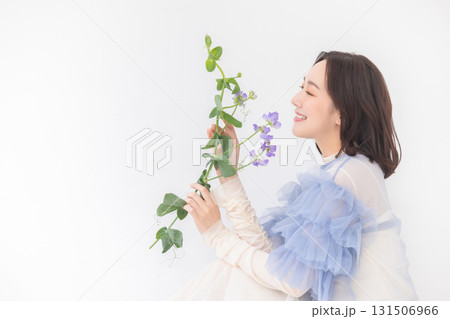 花を持って微笑む大人の女性(ビューティー・オーガニックイメージ) 花を持って微笑む大人の女性(ビューティー・オーガニックイメージ) 131506966