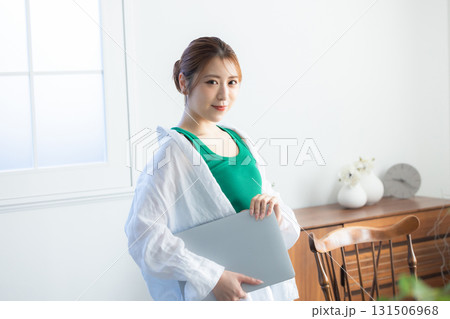 パソコンで仕事をする女性 131506968