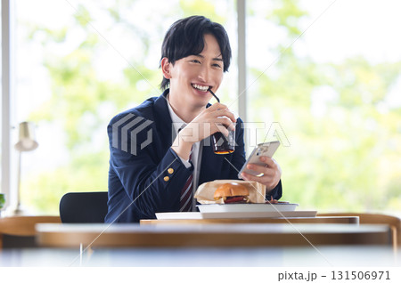 食事をする男性 食事をする男性 131506971