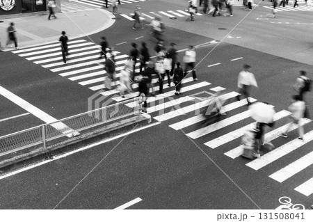 大阪梅田の繁華街の交差点 横断歩道を渡る人々 大阪梅田の繁華街の交差点 横断歩道を渡る人々 131508041