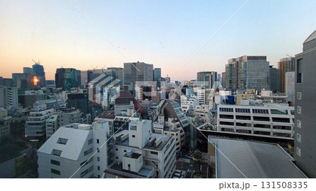 朝日を受けた高層ビル群 ～御茶ノ水から大手町を望む 131508335