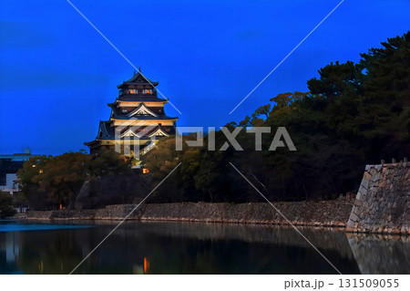【広島県】内堀から見るライトアップされた広島城の夜景(本丸と天守) 【広島県】内堀から見るライトアップされた広島城の夜景(本丸と天守) 131509055