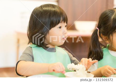 保育園でランチを食べる園児 131509372