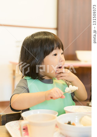 保育園でランチを食べる園児 131509373