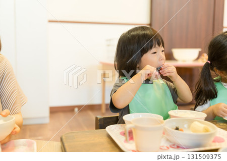 保育園でランチを食べる園児 131509375