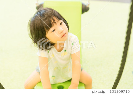 室内遊具で遊ぶ女の子の幼児 室内遊具で遊ぶ女の子の幼児 131509710