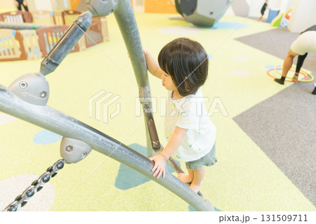 室内遊具で遊ぶ女の子の幼児 室内遊具で遊ぶ女の子の幼児 131509711