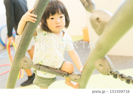 室内遊具で遊ぶ女の子の幼児 131509716