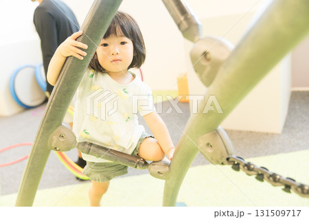 室内遊具で遊ぶ女の子の幼児 131509717