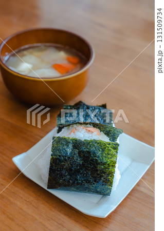 おにぎりと味噌汁の和風朝食セット おにぎりと味噌汁の和風朝食セット 131509734