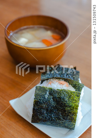 おにぎりと味噌汁の和風朝食セット おにぎりと味噌汁の和風朝食セット 131509743