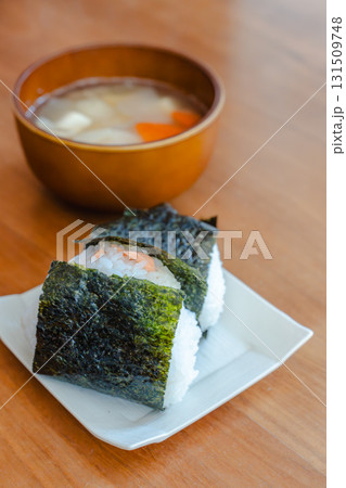 おにぎりと味噌汁の和風朝食セット おにぎりと味噌汁の和風朝食セット 131509748