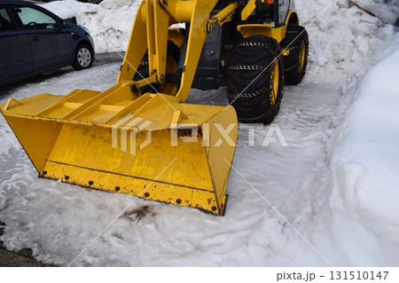 雪国で待機中の除雪車 131510147