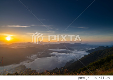 【雲海素材】小熊山からの日の出と雲海【長野県】 【雲海素材】小熊山からの日の出と雲海【長野県】 131511089