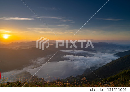 【雲海素材】小熊山からの日の出と雲海【長野県】 131511091