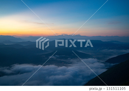 【雲海素材】小熊山からの日の出と雲海【長野県】 【雲海素材】小熊山からの日の出と雲海【長野県】 131511105