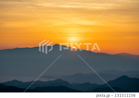 【日の出素材】山間部から見える昇ってくる太陽【長野県】 131511156