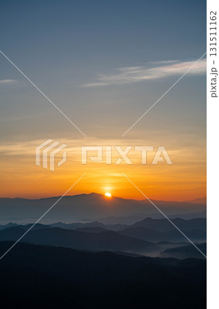 【日の出素材】山間部から見える昇ってくる太陽【長野県】 131511162