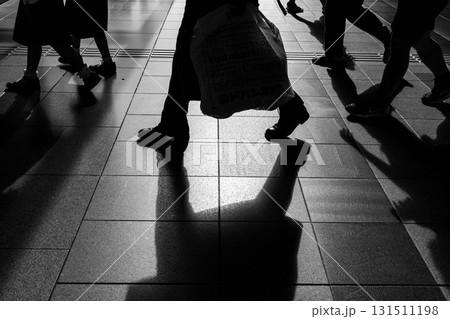 大阪駅の構内を歩く人々をシルエットでとらえる 大阪駅の構内を歩く人々をシルエットでとらえる 131511198