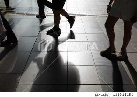 大阪駅の構内を歩く人々をシルエットでとらえる 131511199