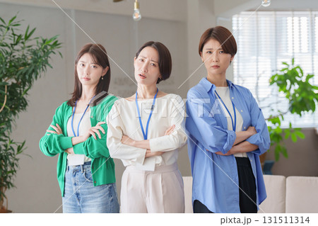 オフィスで働く女性たち（怒る） 131511314