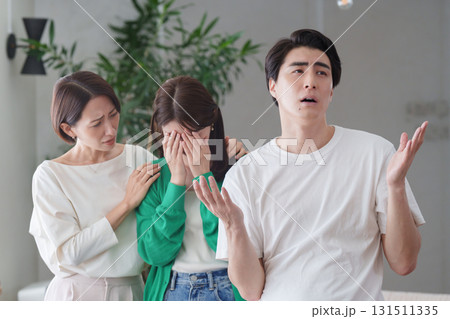 女性が泣いて困る男性 131511335