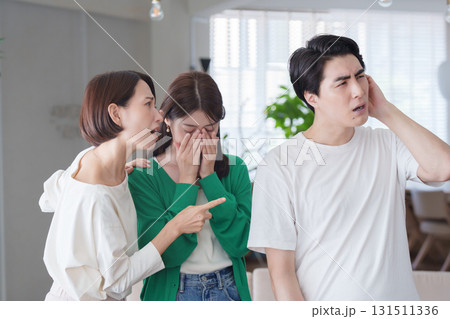 友達を泣かせた男性に怒る女性 131511336