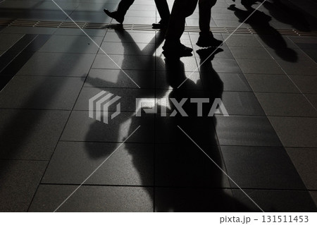 大阪駅の構内を歩く人々をシルエットでとらえる 大阪駅の構内を歩く人々をシルエットでとらえる 131511453