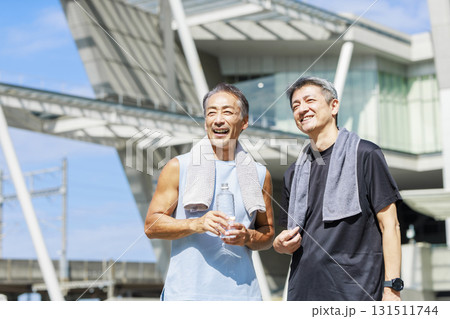 水分補給するシニア男性 水分補給するシニア男性 131511744