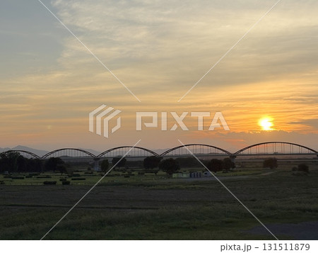 河川敷と日本一長い水管橋と夕焼けの風景 河川敷と日本一長い水管橋と夕焼けの風景 131511879