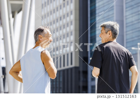 ジョギングをするシニア男性二人 131512163