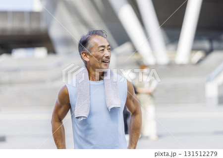 ランニングをするシニア男性 131512279