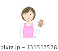 クマのぬいぐるみを持つ女性保育士 131512528